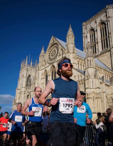 Ett härligt aktivt team som springer maraton i Spanien